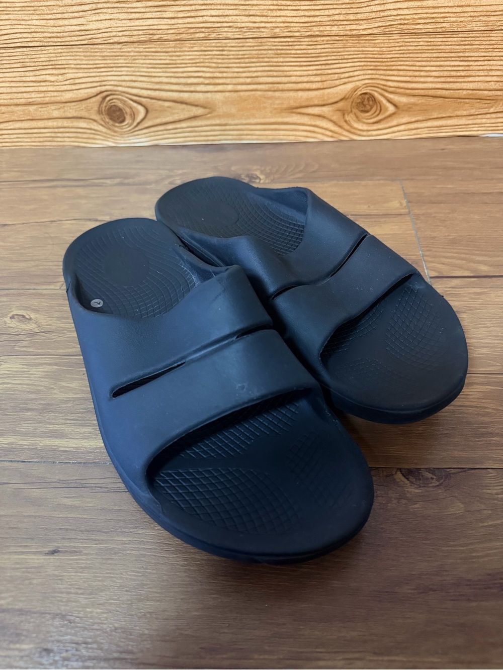 OOFOS Slide Sandals Black Men's Size 10 Women's Size 12 Foam Recovery